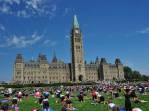 Concorrida sessão de Ioga, em frente ao prédio do Parlamento, em Ottawa, capital do Canadá